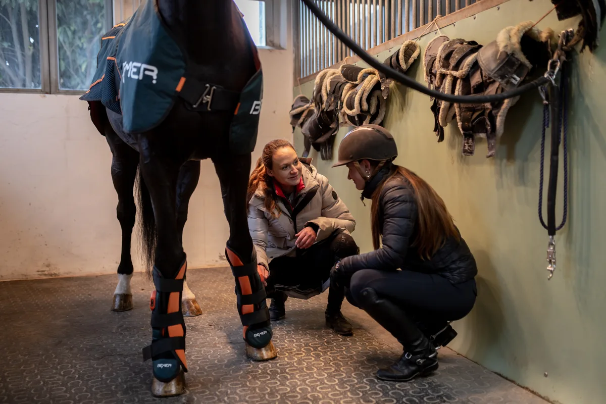Estelle Wettstein auf ihrem Hof