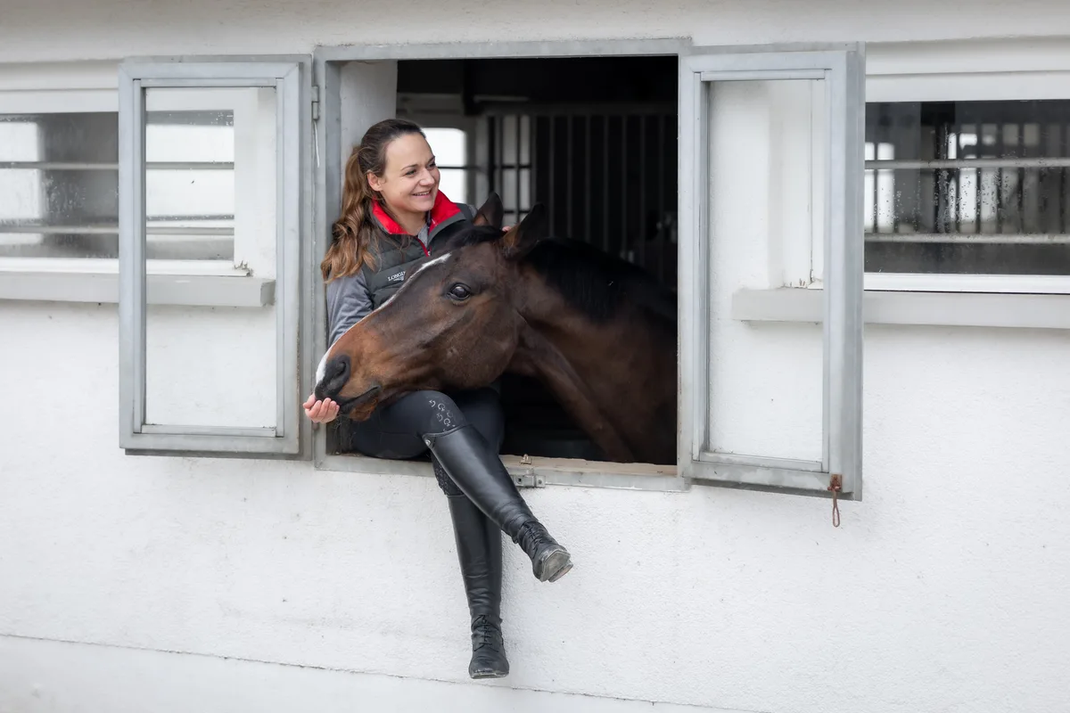 Estelle Wettstein auf ihrem Hof