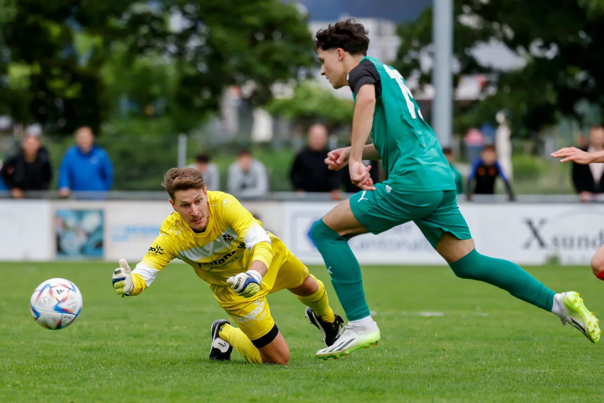 Brüttisellens Denis Saipi gegen Volki-Torwart Thierry Ursprung