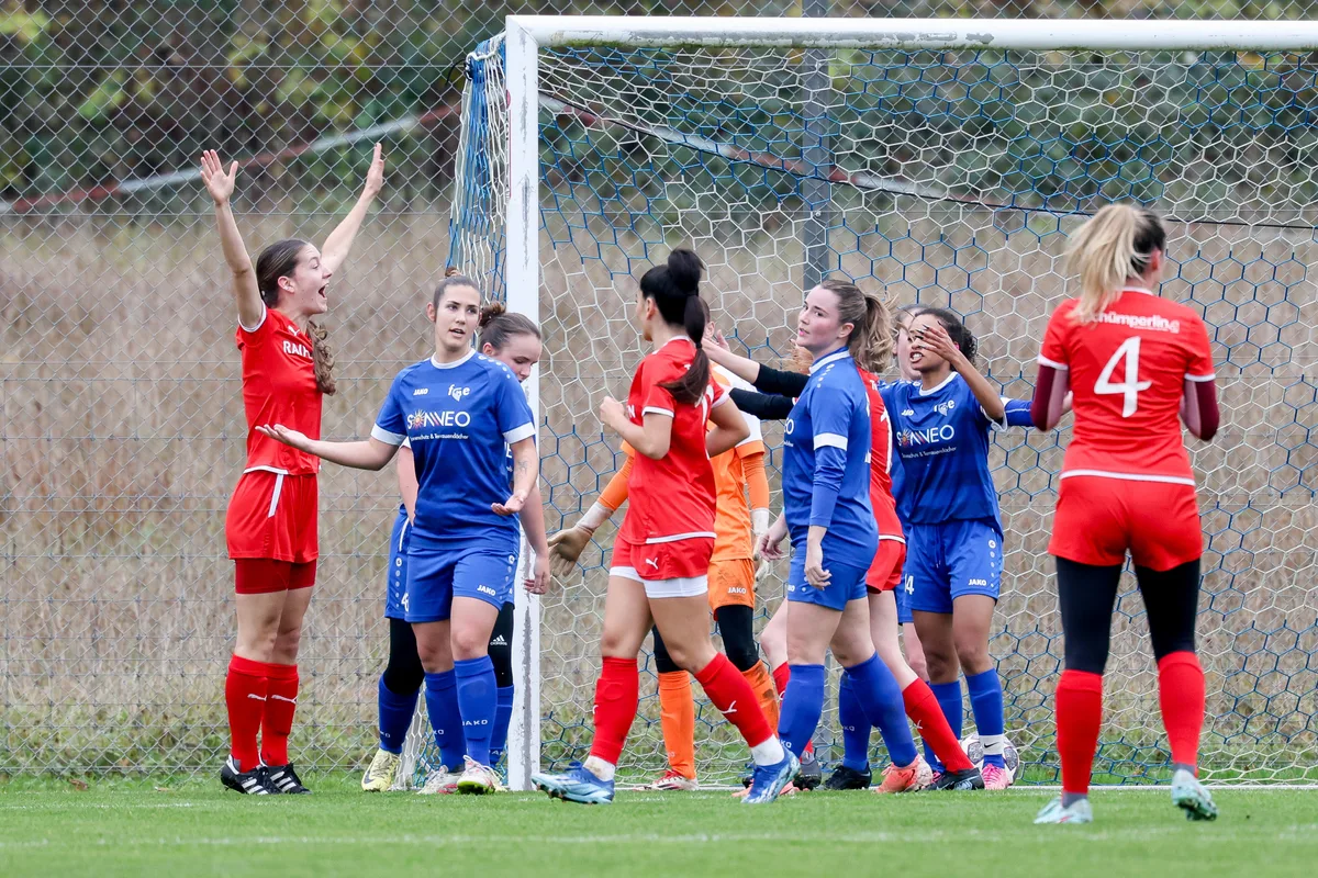 Schwyz Mirjam Rohrbacher, links, jubelt über das 2:0