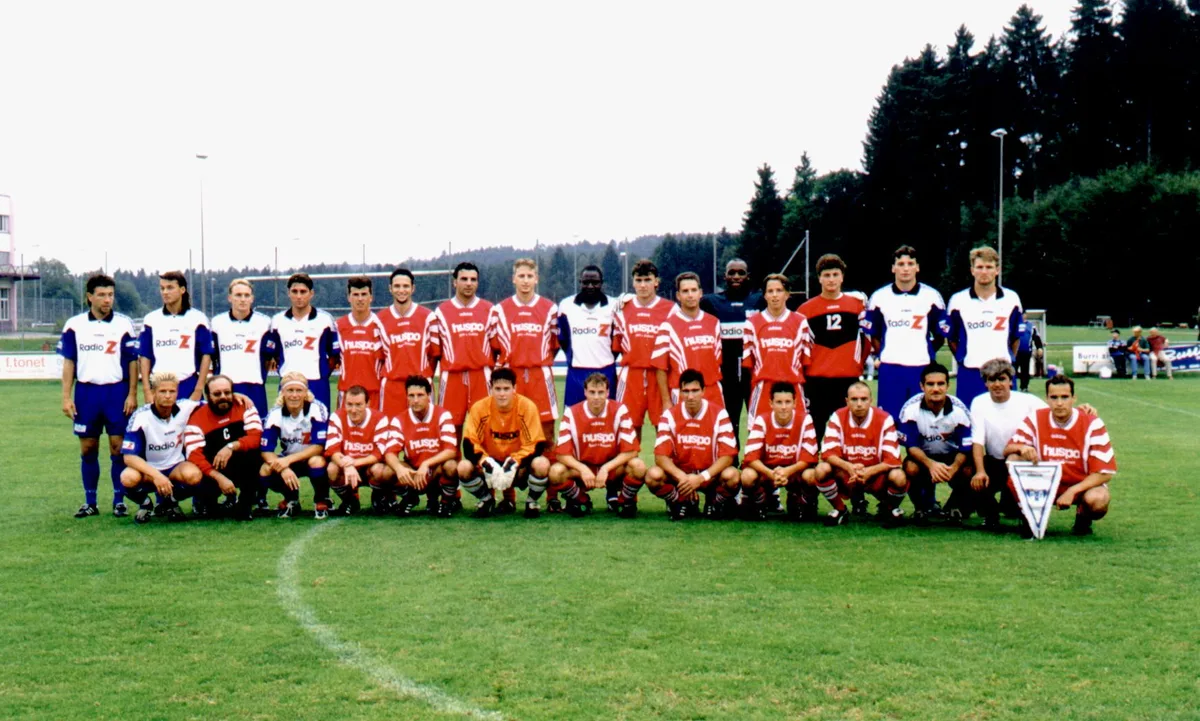 Ende der 1990er Jahre spielte der FC Zürich gegen Pfäffikon. Gruppenbild zwischen dem FC Zürich und dem FC Pfäffikon zum Ende der 1990er Jahre.