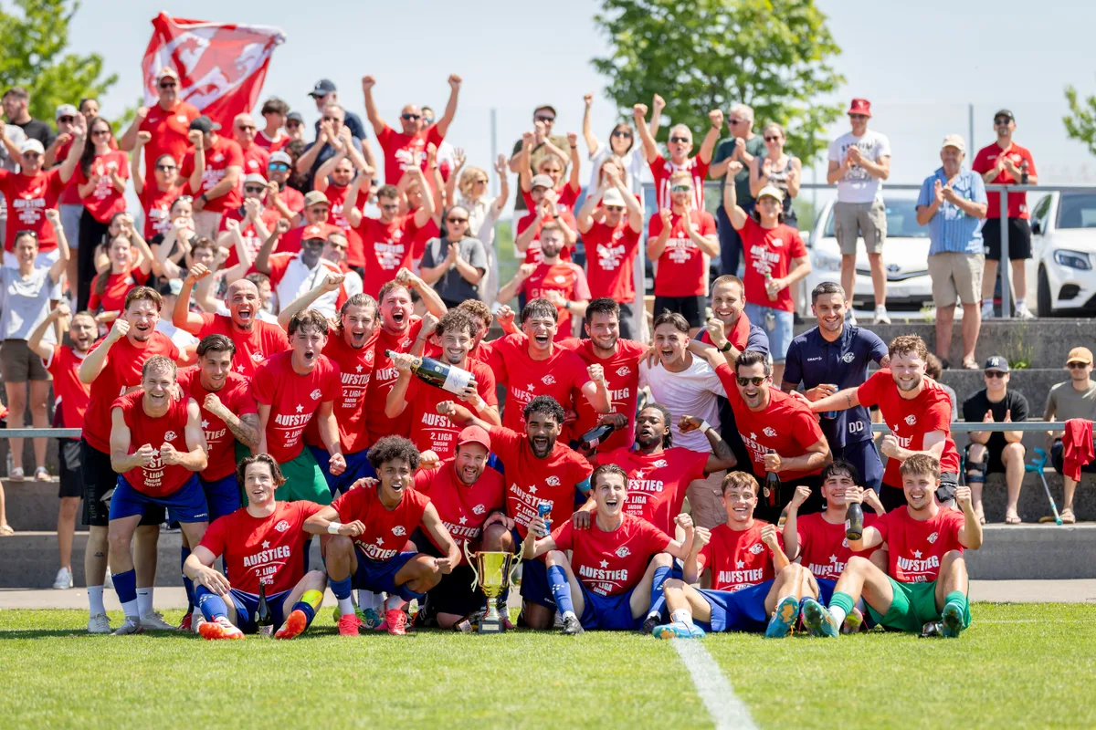 Die Spieler feiern den Aufsteig des FC Pfäffikon in die 2. Liga