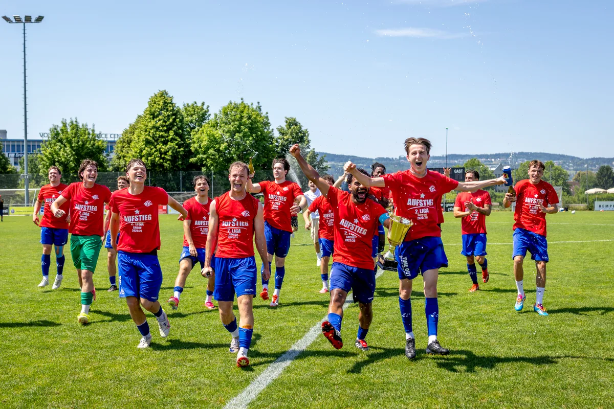 Achtung, fertig, feiern: Die Spieler des FC Pfäffikon freuen sich über ihren Triumph. Die Spieler feiern den Aufsteig des FC Pfäffikon in die 2. Liga