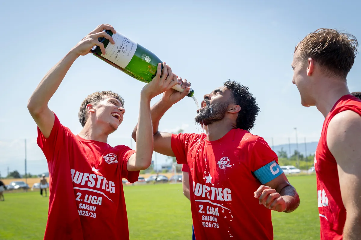 Er muss nur noch den Mund aufmachen: FCP-Captain Ismaila Ceesay feiert mit Teamkollegen den Aufstieg. Er muss nur noch den Mund aufmachen: FCP-Captain Ismaila Ceesay feiert mit Teamkollegen den Aufstieg.