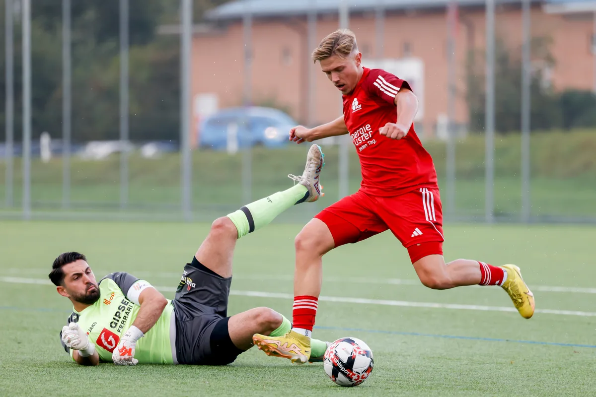 Usters Edis Smajovic gegen Dübis Torhüter Labinot Bytyci