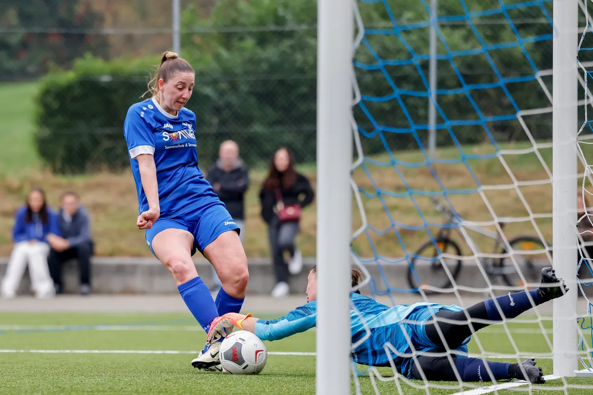 Effi Fabienne Siegenthaler schiebt zum 1:0 ein