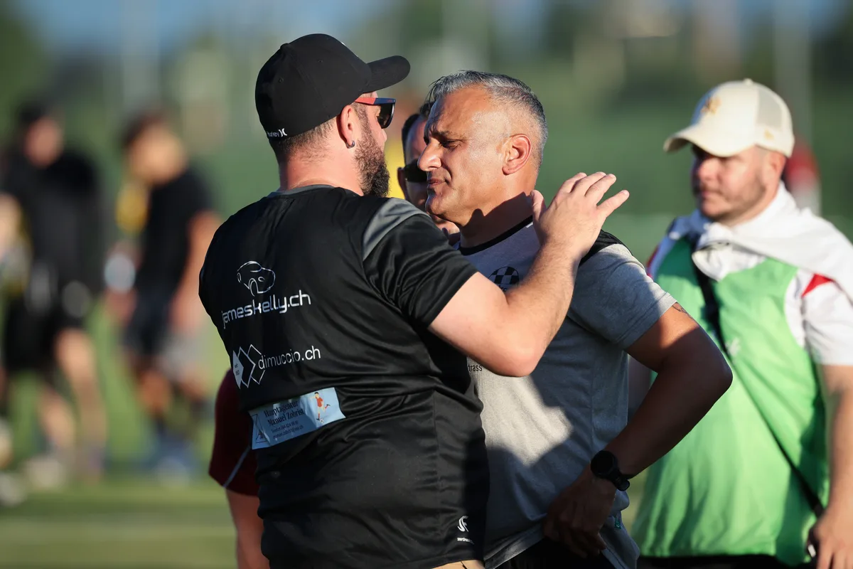 Volketswil Trainer Antonio Limata wird getröstet