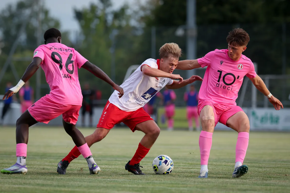 Volki Florin Perez wird von 2 Rapperswiler in die Zange genommen