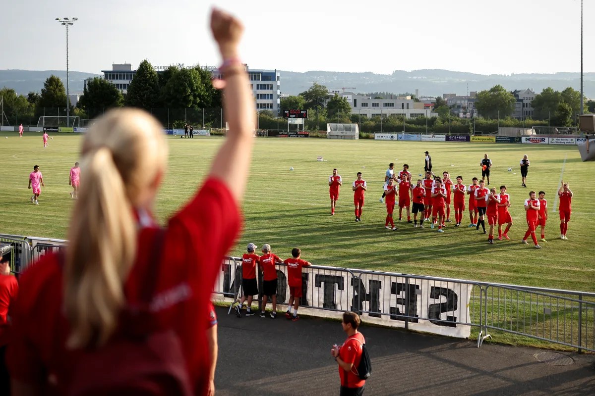 Die Mannschaft nach dem Aufwaermen vor den Fans