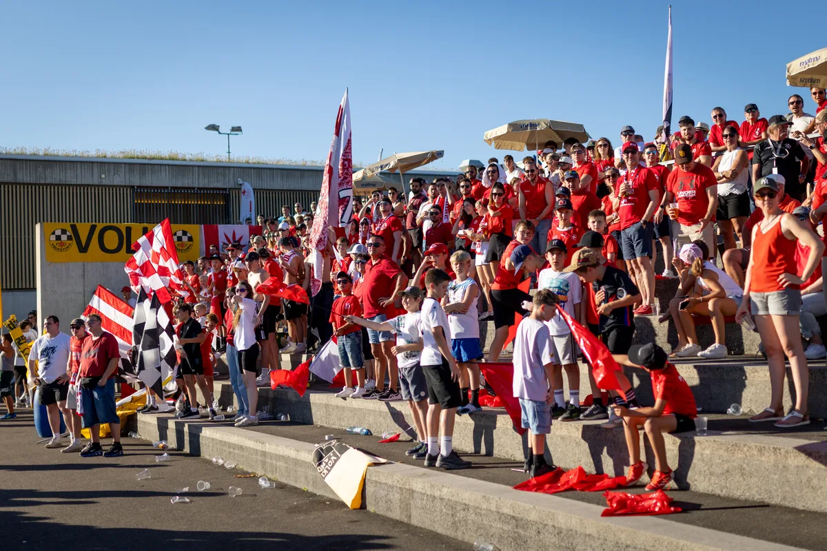Fans auf der Tribuene