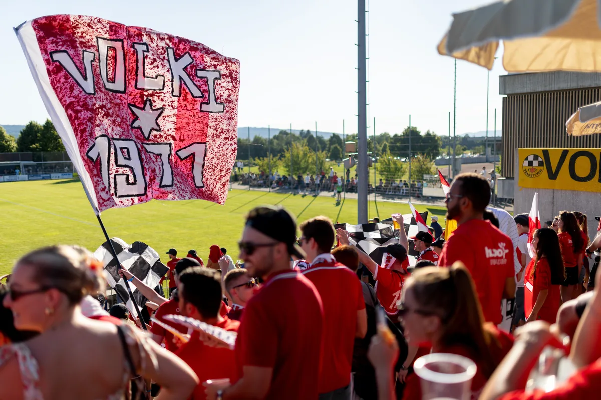 Fans auf der Tribuene
