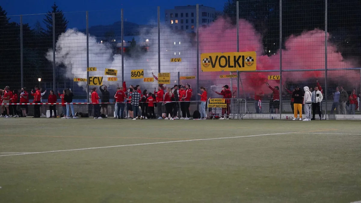 Die Fans des FC Volketswil am Cupspiel in Schlieren.
