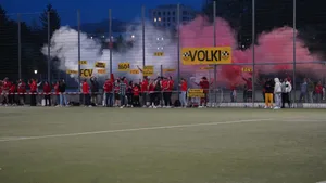 24063224-2 Die Fans des FC Volketswil am Cupspiel in Schlieren.