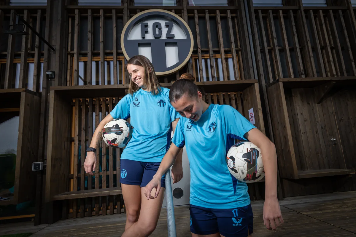 Naomi Megroz (offene Haare) und Derin Degirmenler auf dem FCZ Campus in Zuerich.