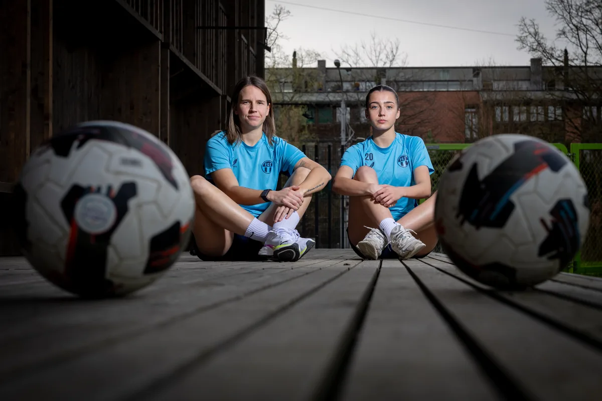 Naomi Megroz (offene Haare) und Derin Degirmenler auf dem FCZ Campus in Zuerich.