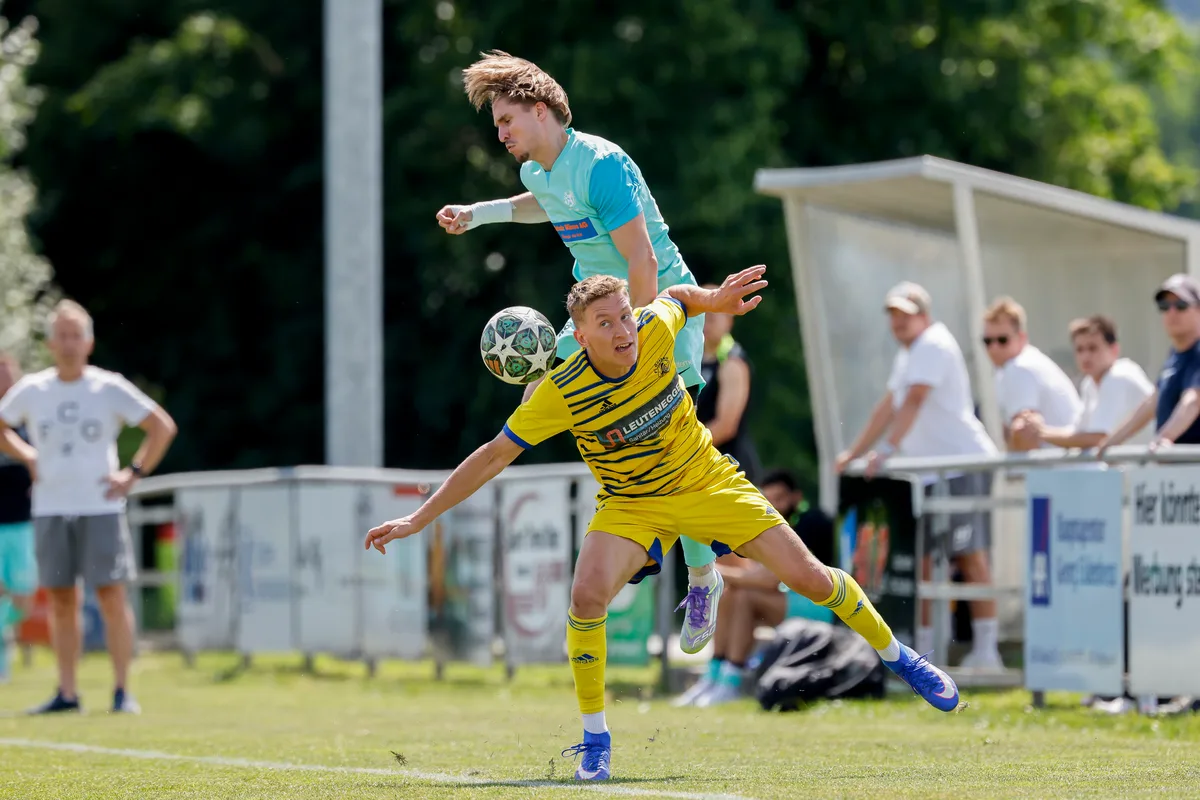 Treffen erneut aufeinander: Gossaus Riley Christen (vorne) gegen Dario Hanhart vom FC Greifensee. (Archiv)