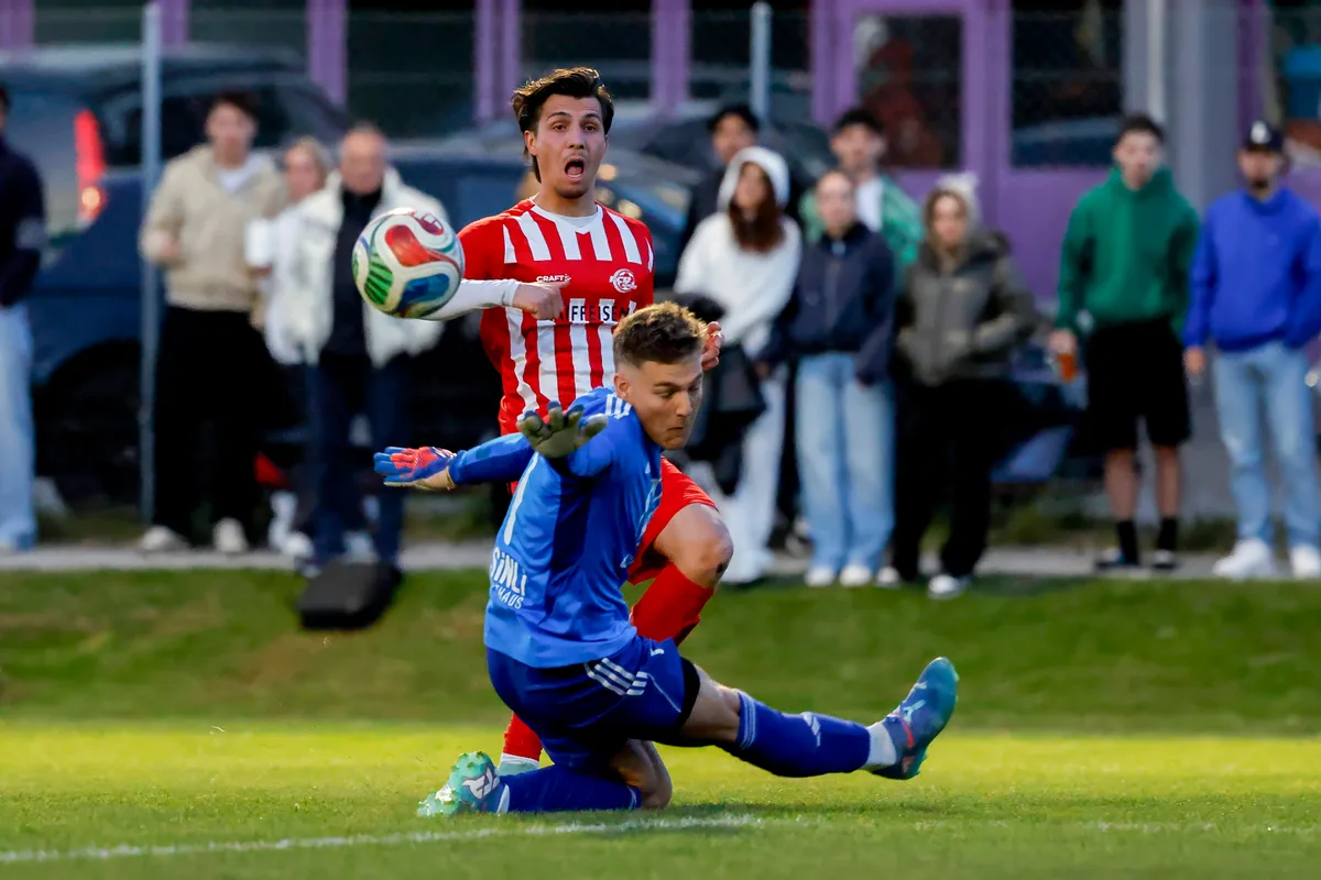 Pfäffikons Timôn Marques scheitert an Wetzikons Goalie Nevio Vetter.