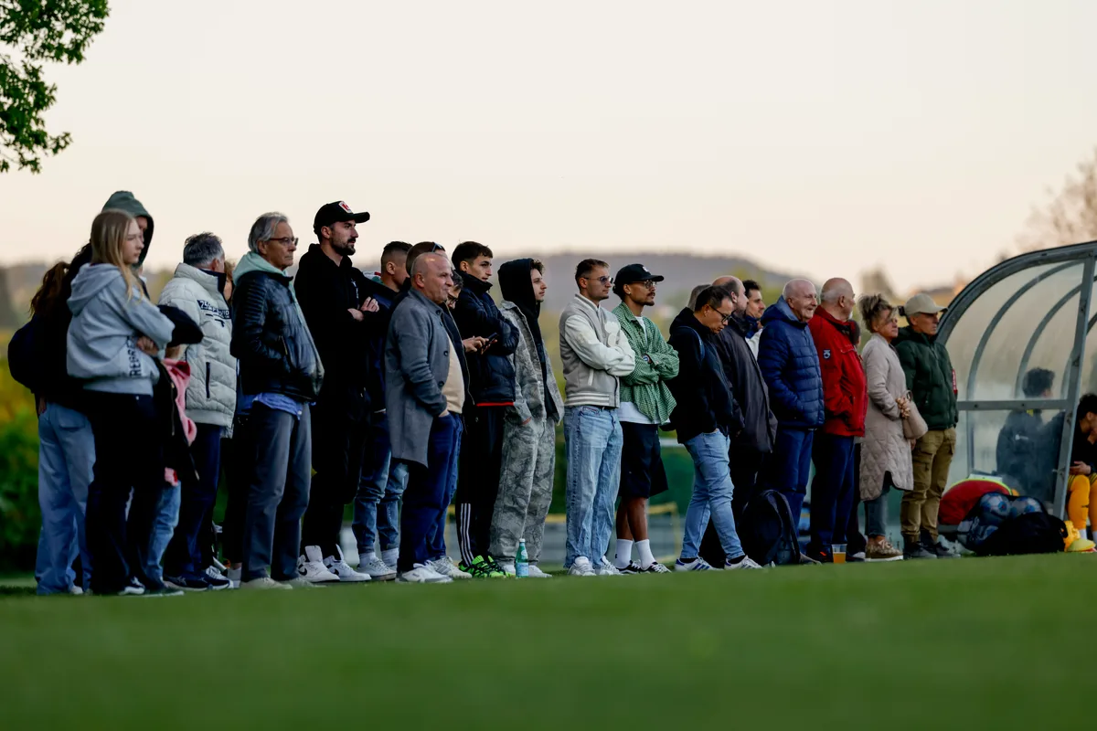 Zuschauer am Spielfeldrand