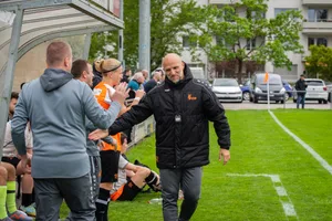 11550039-1 Trainer Dübendorf, Ferricchio Luca, gratuliert feiert ein Tor seiner Mannschaft