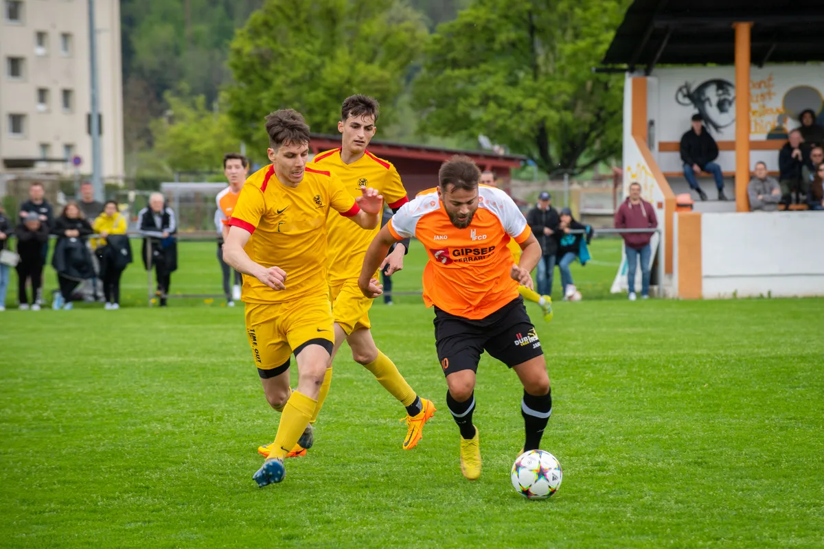 Hoti Ali (orange) gegen Strebel David (gelb)