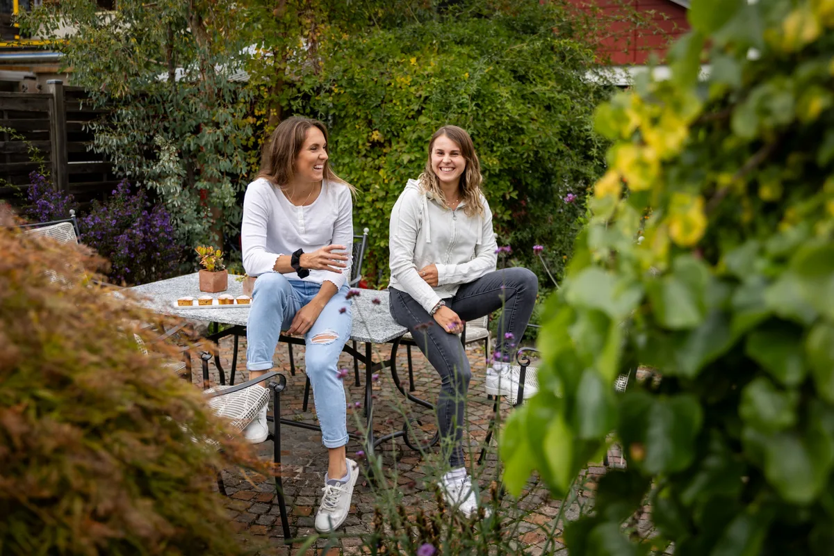Anja und Jasmin Weber bei sich zuhause im Garten.