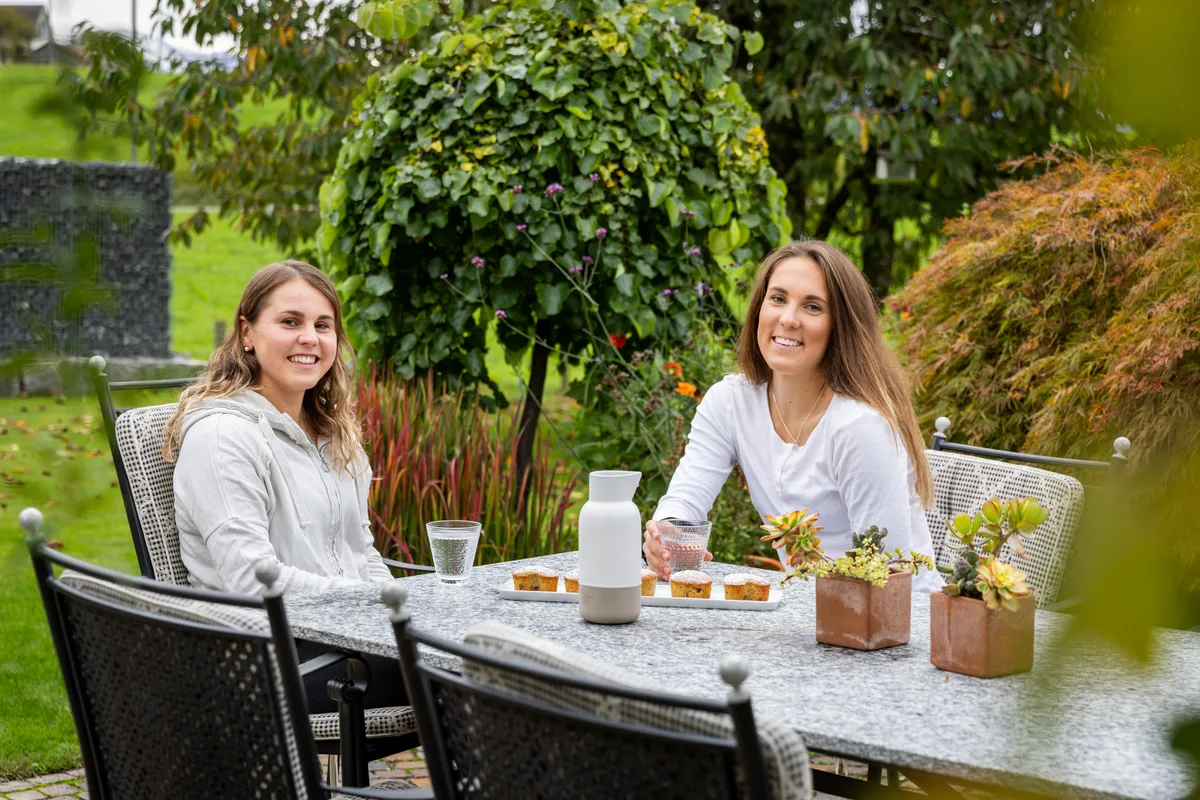 Anja und Jasmin Weber bei sich zuhause im Garten.