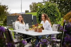 22224064-4 Anja und Jasmin Weber bei sich zuhause im Garten.