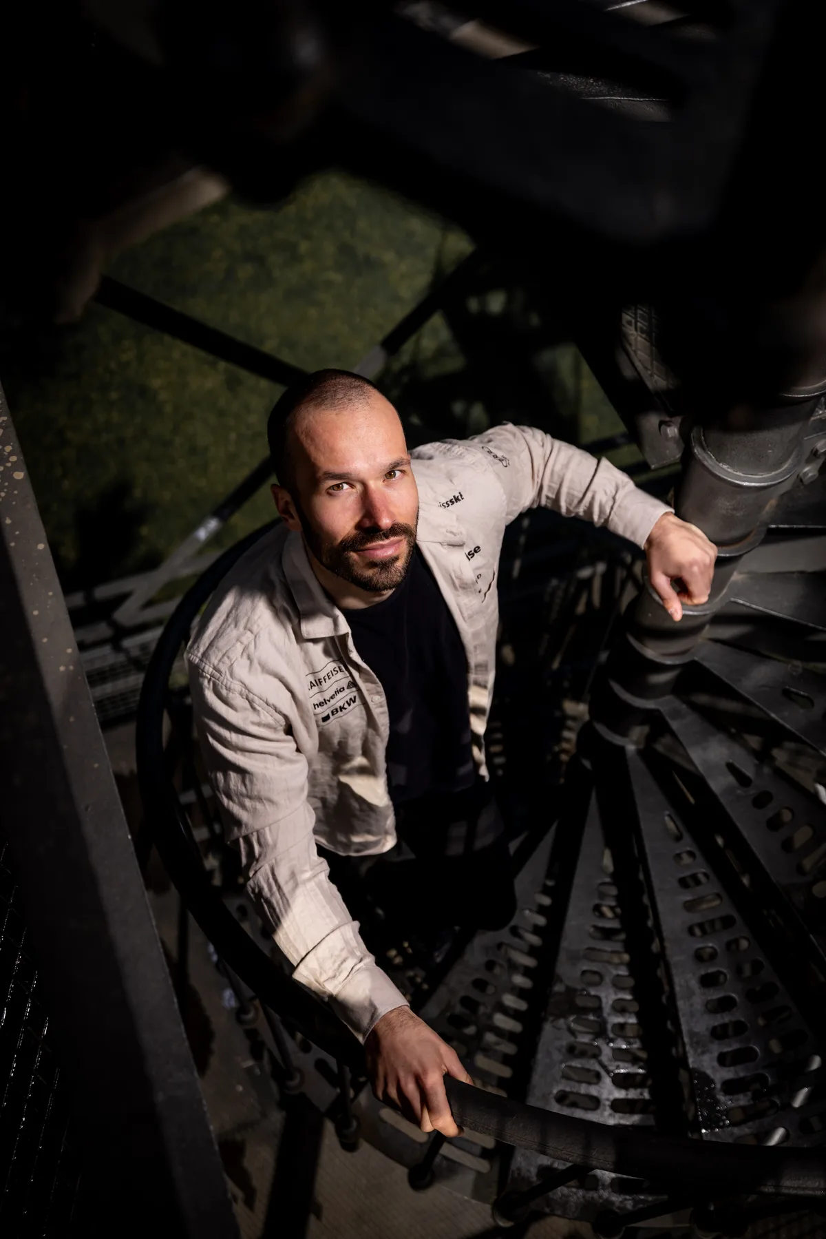 Im Sport ging es hoch hinaus, persönlich mag er Tiefgang: Gilles Roulin suchte die Öffentlichkeit nie. Porträt von Gilles Roulin auf dem Hochwachtturm bei Egg.