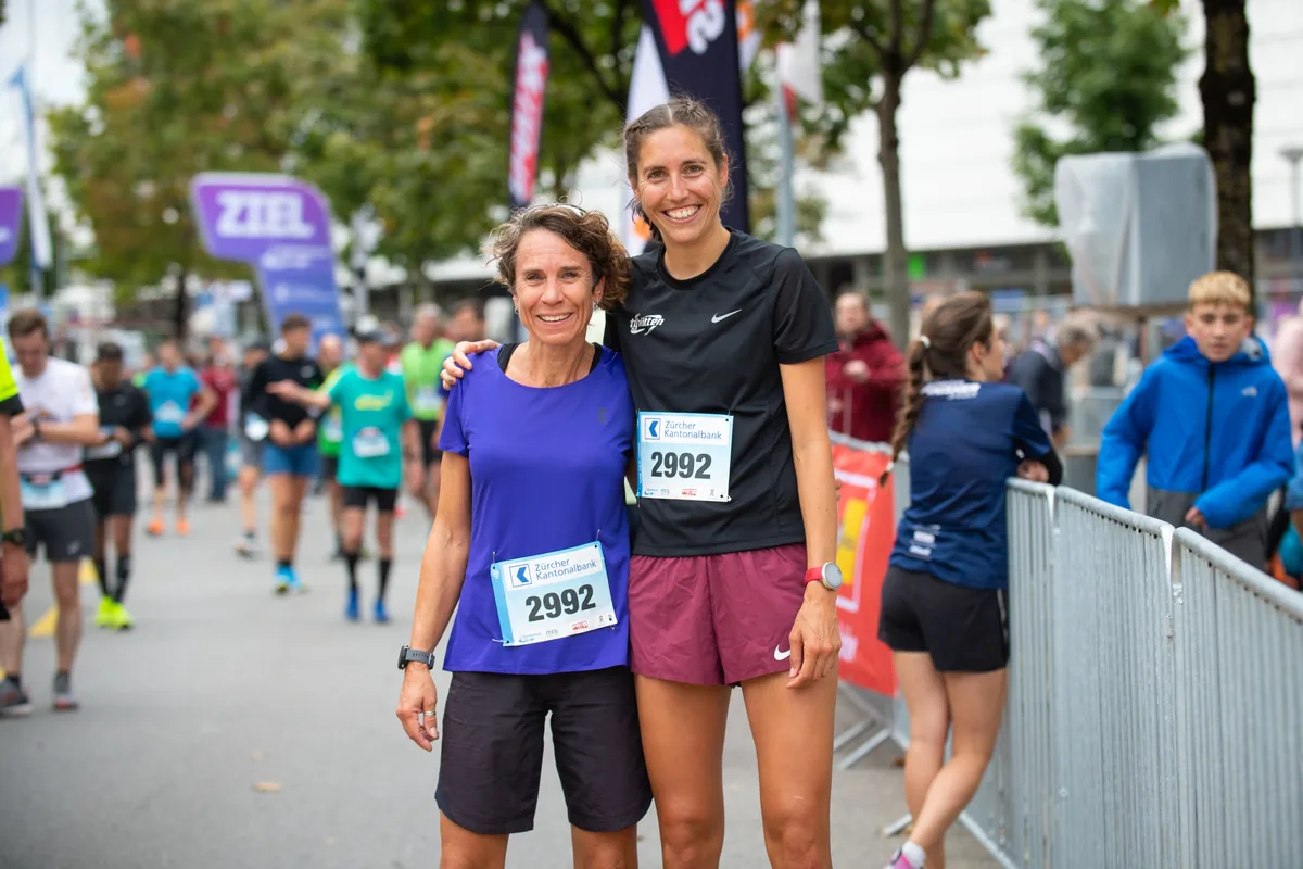 Sie gewannen letztes Jahr die damals neu eingeführte Teamstaffel: Sara Leutwyler (links) und Spitzenläuferin Fabienne Schlumpf. Greifenseelauf