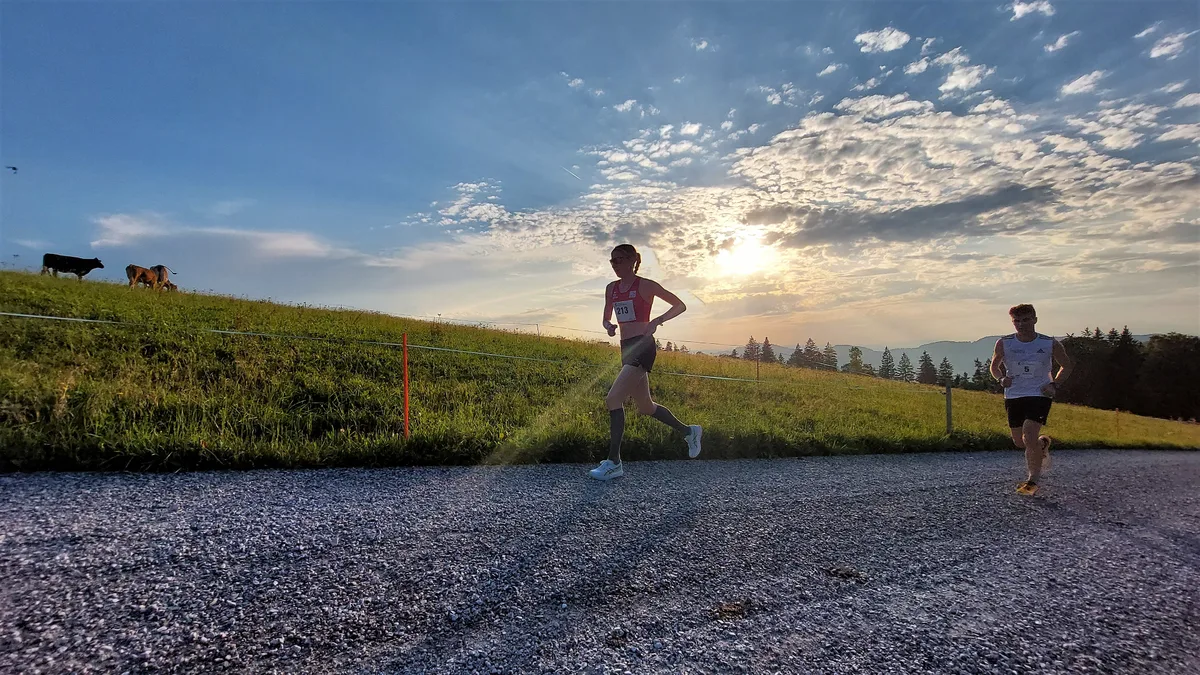 Lisa Gubler (links) hat die 1. Etappe bei den Frauen für sich entschieden. Lisa Gubler