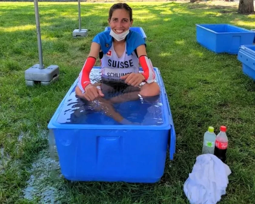 Fabienne Schlumpf verschafft sich nach dem Olympia-Marathon in Tokio etwas Abkühlung. Fabienne Schlumpf