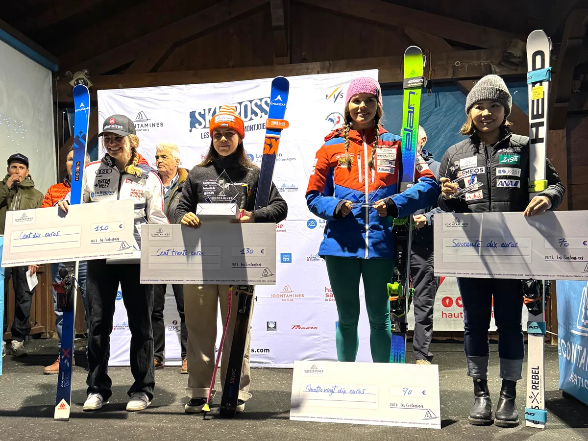 Grosser Check, kleiner Betrag: Natalie Schär (Zweite von links) bei der Siegerehrung. Die Näniker Skicrosserin Natalie Schär in Les Contamines.