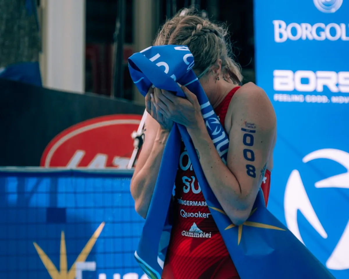 Von den Gefühl ergriffen: Alissa König kurz nach dem Zieleinlauf bei ihrem Sieg im Europacup. Alissa König nach dem Sieg am Europacup.