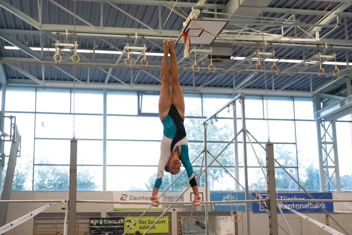 Die ebenfalls in der höchsten Kategorie angetretene Ustermerin Norina Imhoof sicherte sich Bronze. Eine Geräteturnerin im Handstand am Reck.