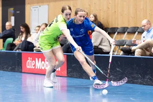 29221699-1 Die Laupnerin Sina Rüdisühli (links) versucht Jets-Stürmerin Sara Piispa aus dem Konzept zu bringen.