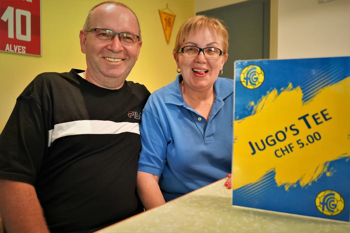 Den gibt es erst, seit «Jugo» und Sladjana in Gossau wirten: «Jugos Tee». Der gekochte Zwetschgenschnaps ist vor allem etwas für den Winter. "Hüttli"-Beizer Jugoslav und Sladjana Jankovic