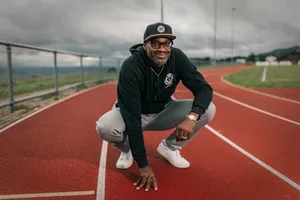 27812324-5 Kevin Young, Olympiasieger, portraitiert auf der Sportanlage Looren.