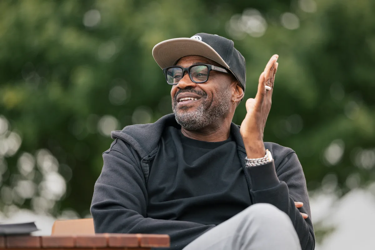 Ein Mann lacht locker im Interview.