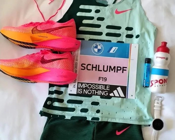 Der wichtigste Teil des Materials liegt ganz links – die Schuhe. Fabienne Schlumpf