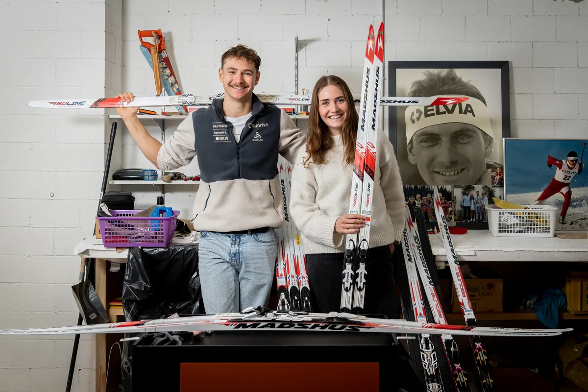 Nicola und Siri Wigger im heimischen Skikeller voller Erinnerungen. Nicola und Siri Wigger im Skikeller bzw. Stube in Gibswil.