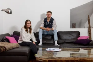 22653514-2 Nicola und Siri Wigger im Skikeller bzw. Stube in Gibswil.