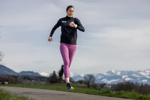 22513953-4 Fabienne Schlumpf im Training beim Pfäffikersee, Römerkastell.