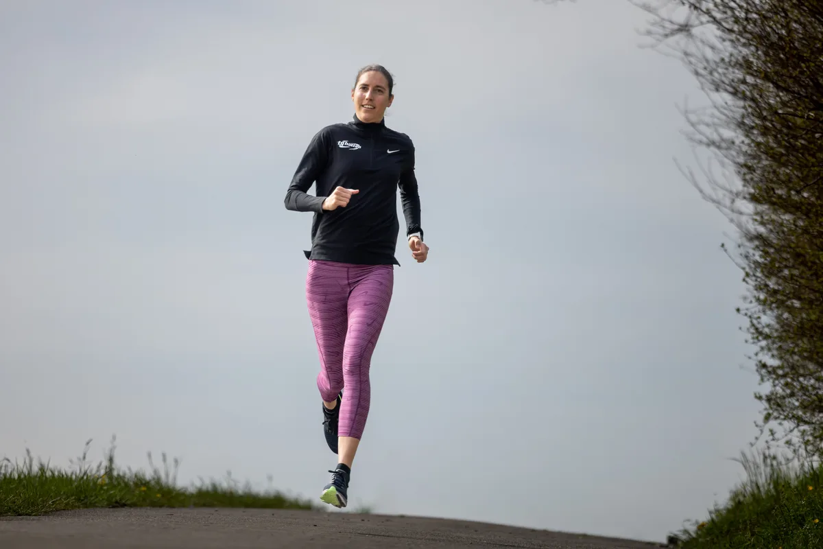 22629896-2 Fabienne Schlumpf im Training beim Pfäffikersee, Römerkastell.
