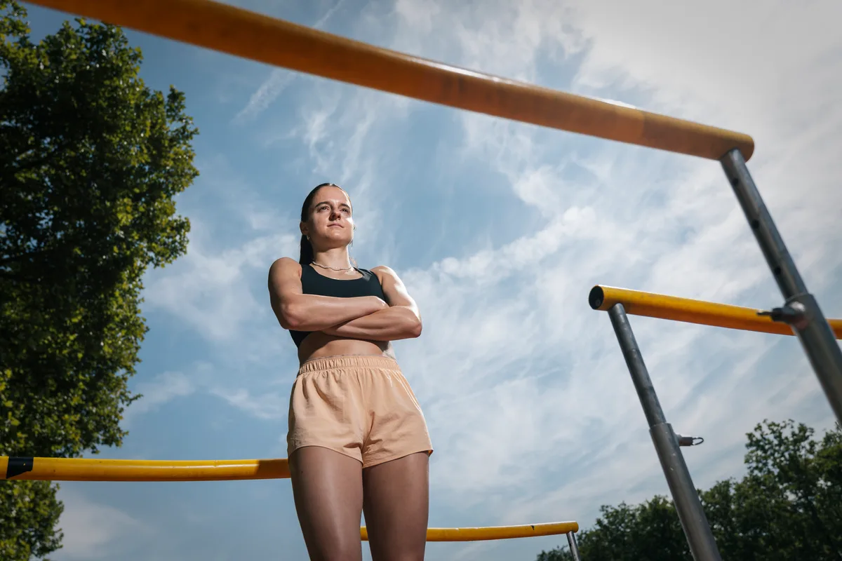 Lena Wernli fotografiert bei der Sportanlage Sihlhölzli