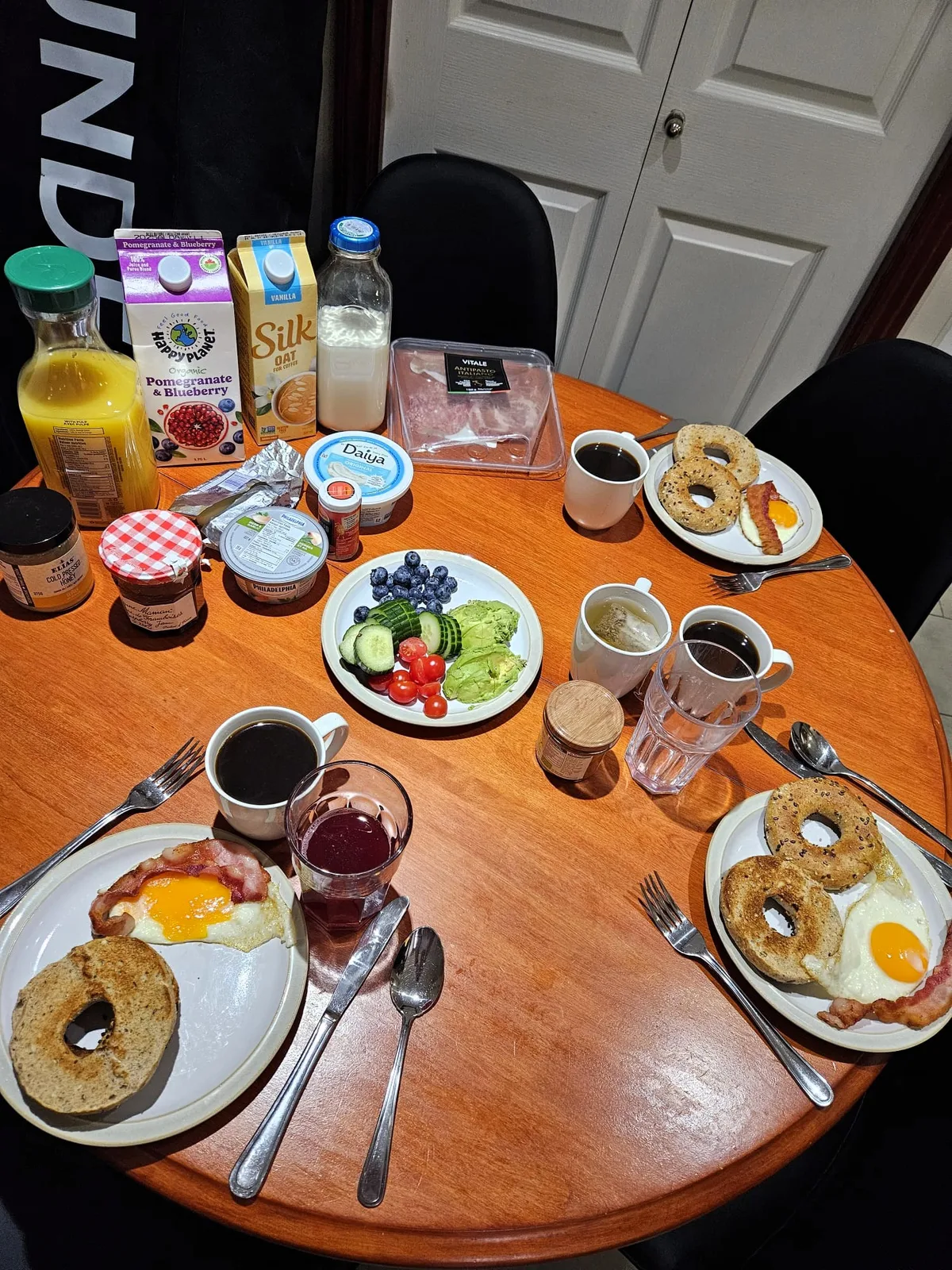 Eier, Speck und Bagel, etwas Gemüse und Früchte – für Abwechslung ist beim Frühstück gesorgt. Rodeln