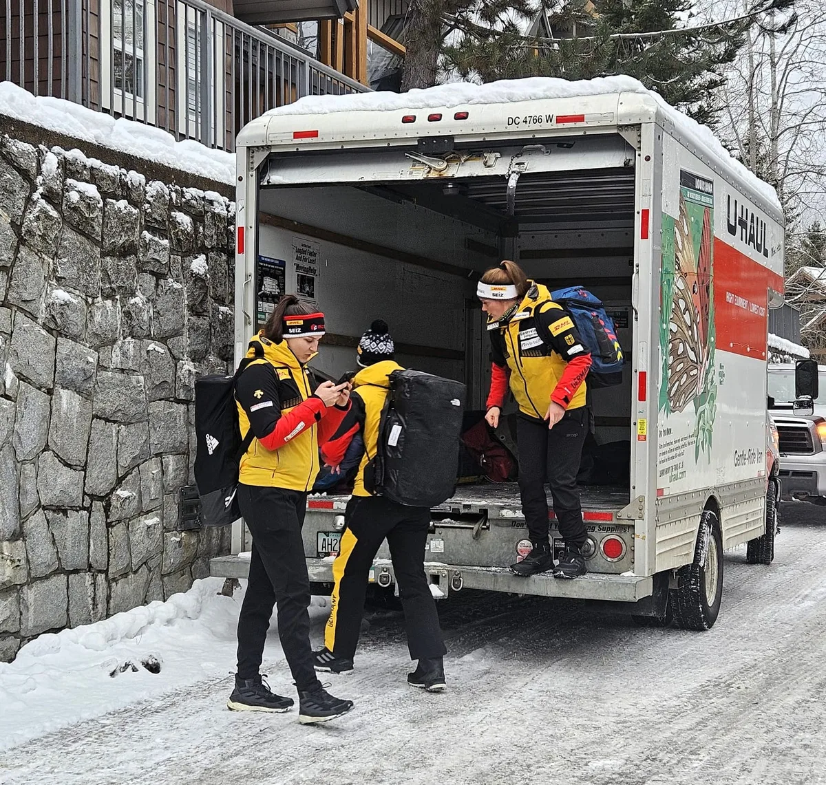Die deutschen Rodlerinnen haben einen Zügelwagen gemietet. Natalie Maag fährt diesen, wobei die Strassen schneebedeckt sind. Rodeln