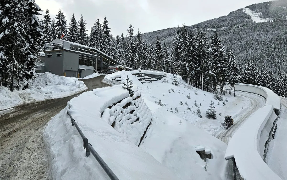 Blick aufs Starthaus der Frauen. Auf der rechten Seite schlängelt sich die Bahn den Hang hinunter. Rodeln
