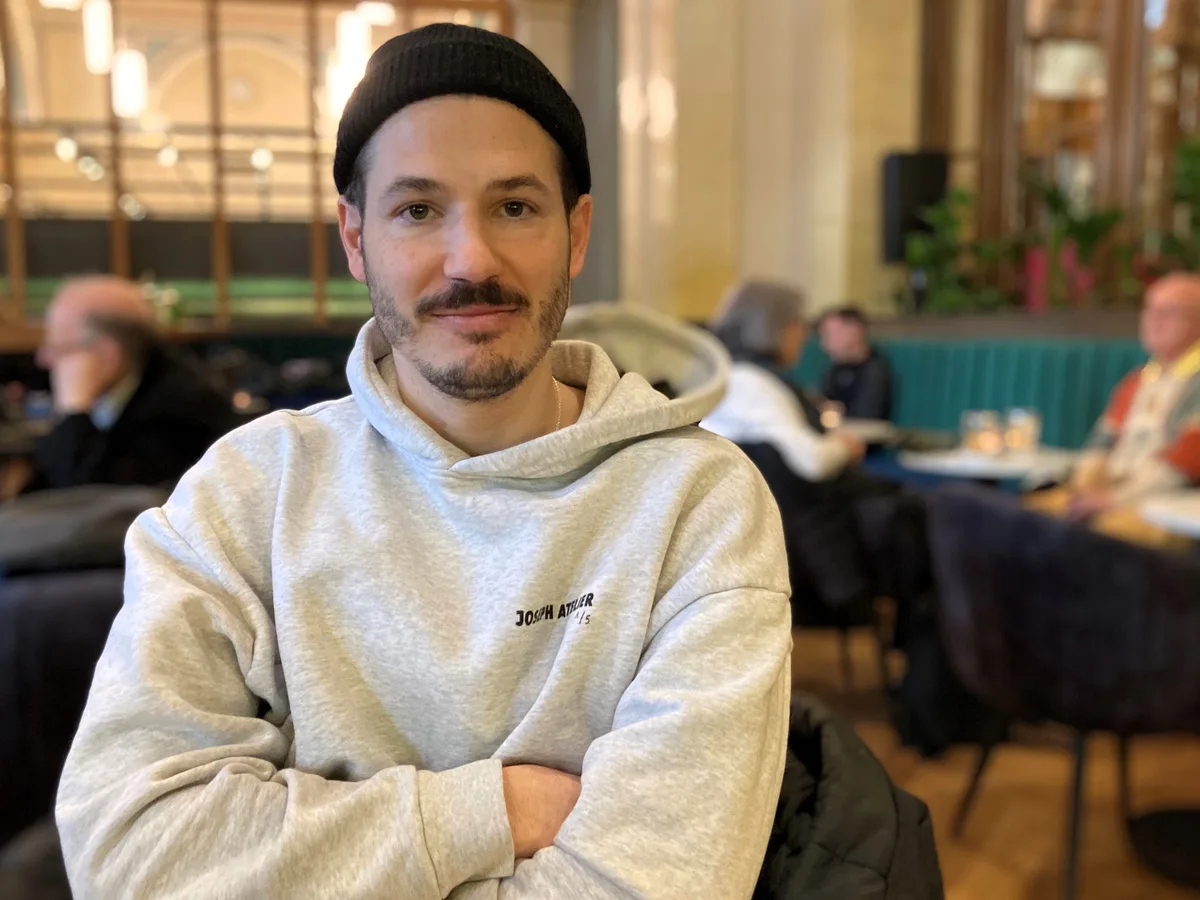 Unihockeytrainer Marc Werner in einem Café in Zürich
