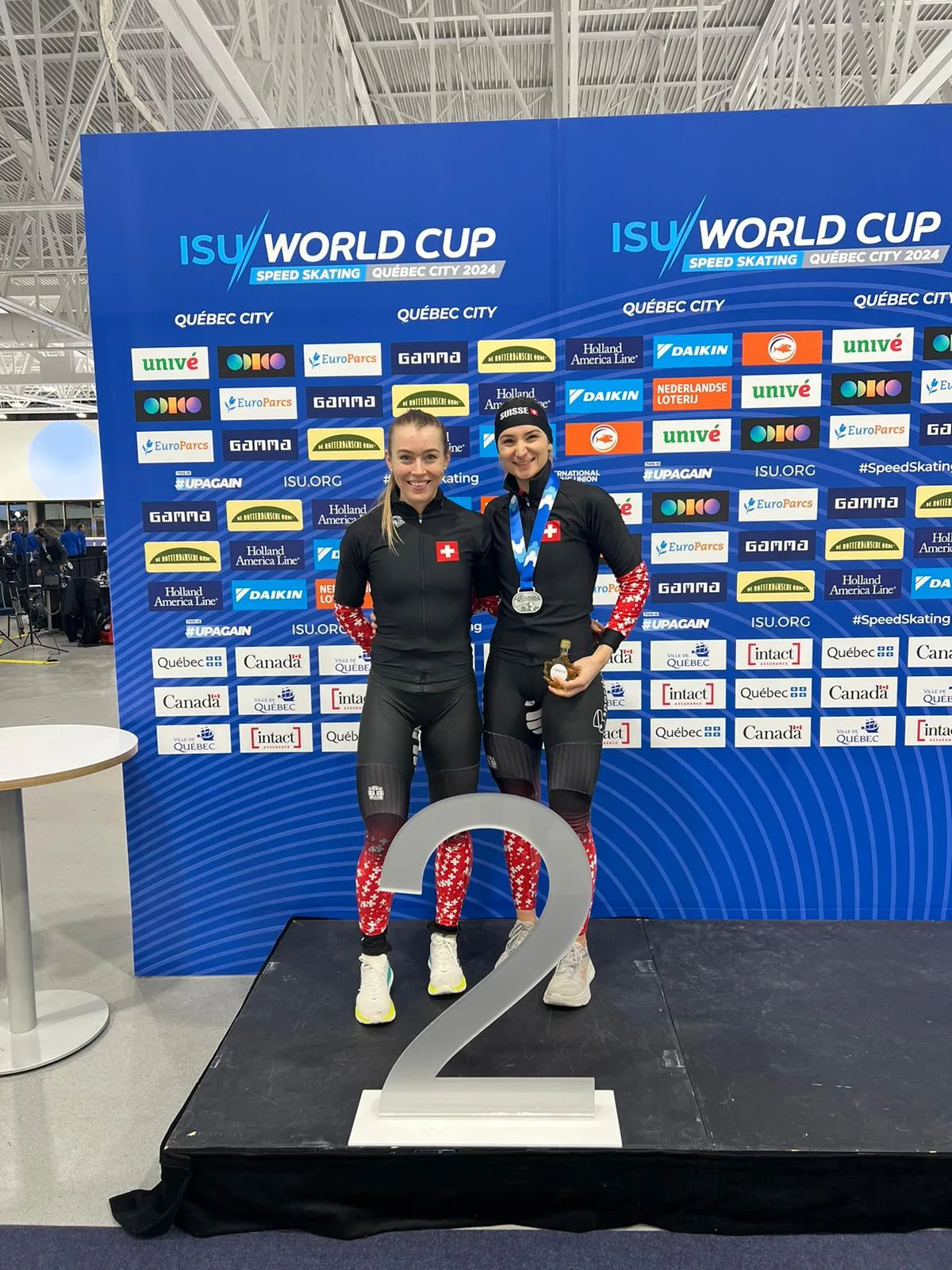 Eisschnellläuferin Kaitlyn McGregor (l.) aus Ebmatingen mit Ramona Härdi.