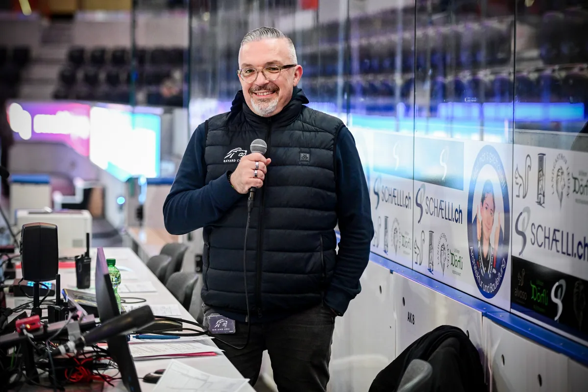 Stadionspeaker Giovanni Giovi Marti , während dem Meisterschaftsspiel zwischen den ZSC Lions und dem HC Ajoie, fotografiert am Freitag, 21. November 2025 in der Swiss Life Arena in Zürich. (Melanie Duchene / ZSC Lions)